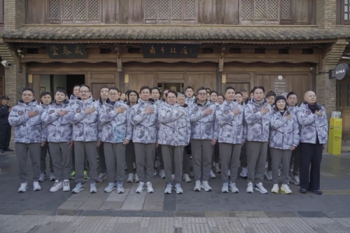 聂耳故居前唱国歌