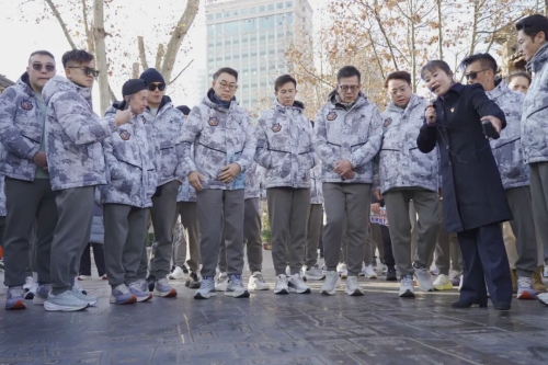 人民英雄纪念碑处听讲解