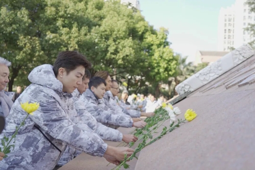 瞻仰人民英雄纪念碑献花