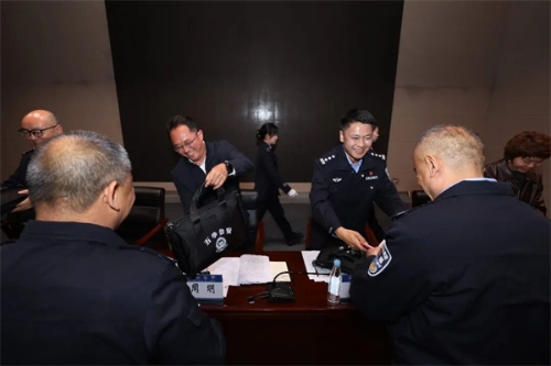 2.为基层治理陪派员颁发聘书并发放社区警务工作包 2.为基层治理陪派员颁发聘书并发放社区警务工作包