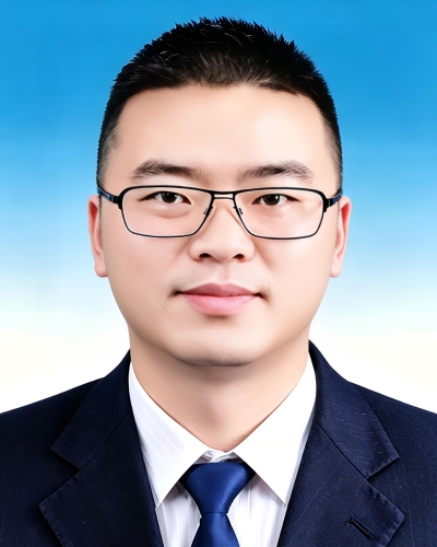 区委常委、常务副区长  曾洪波